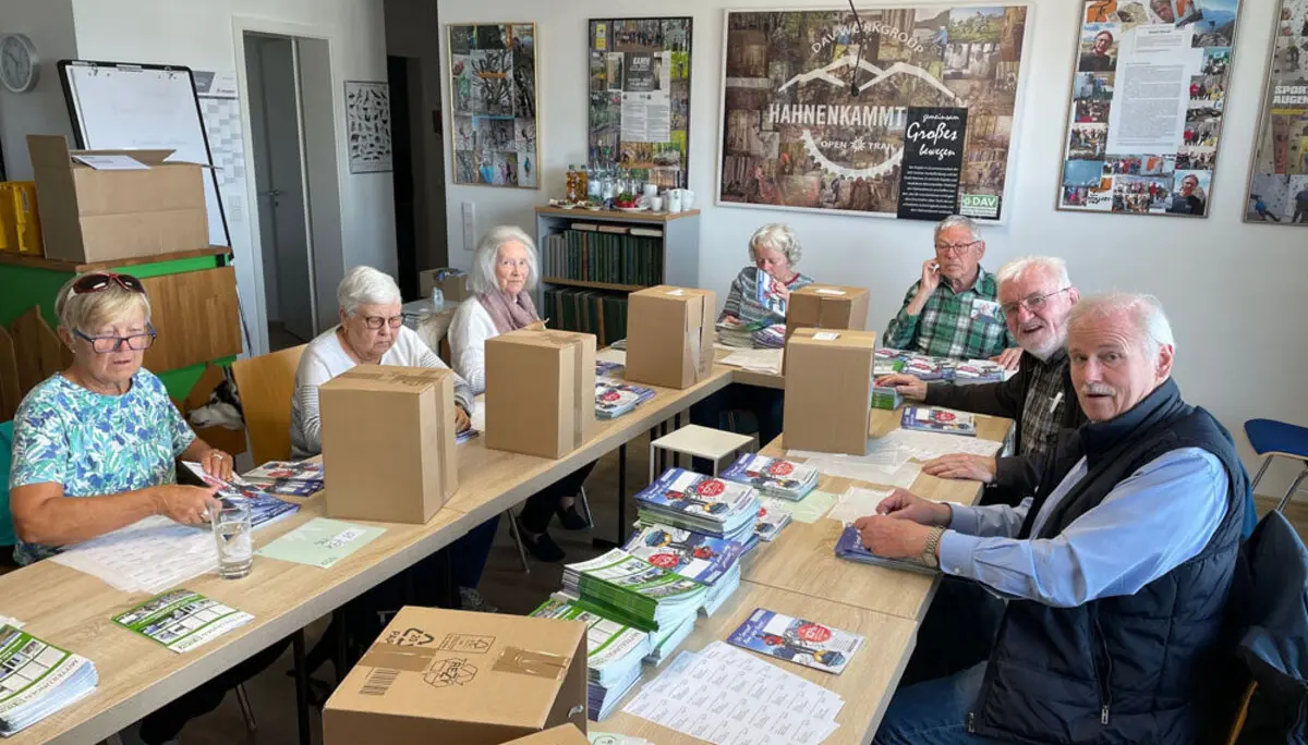 Etiketten für Mitteilungen per Post bekleben. | © DAV AB