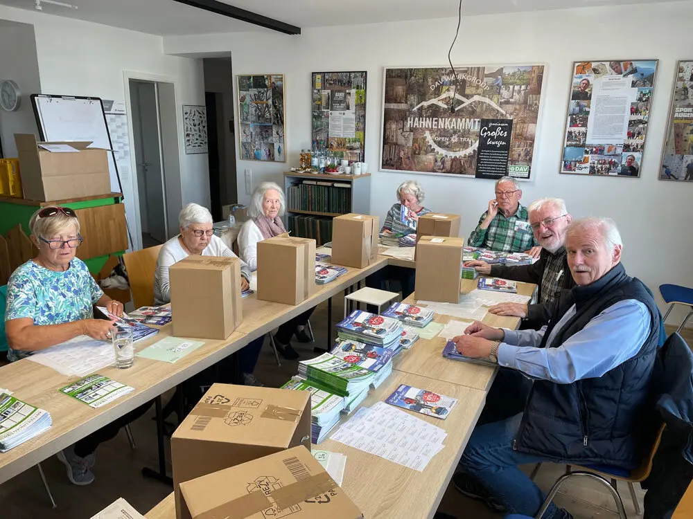 Etiketten für Mitteilungen per Post bekleben. | © DAV AB