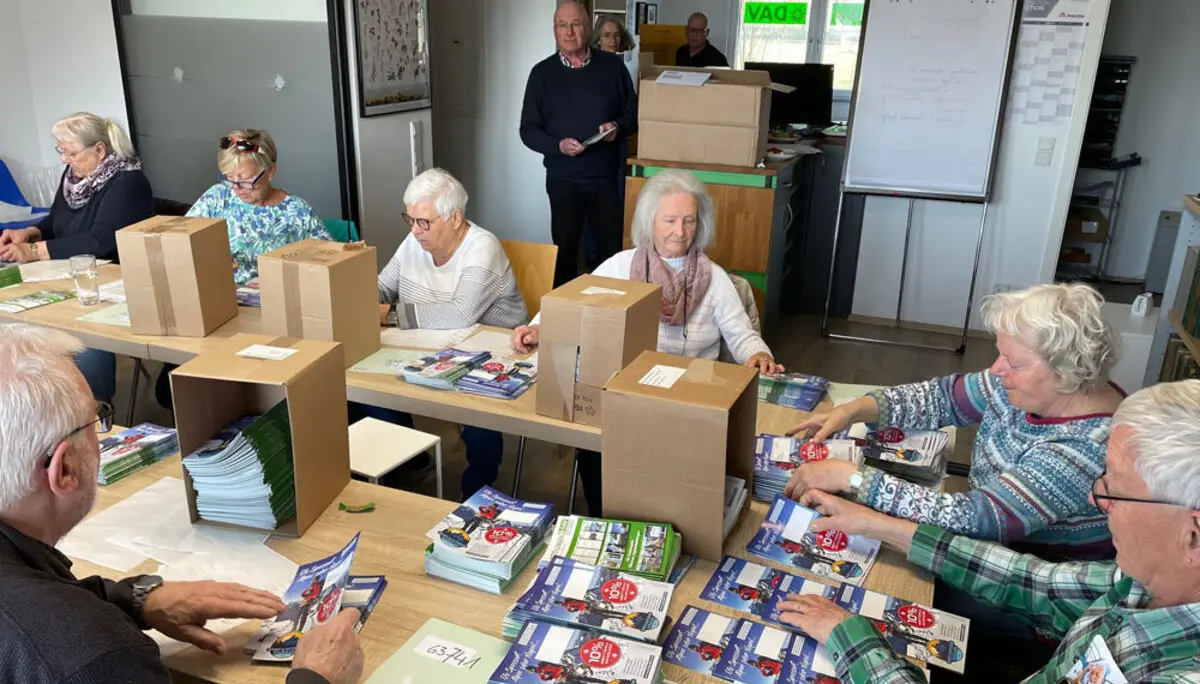 Etiketten für Mitteilungen per Post bekleben. | © DAV AB