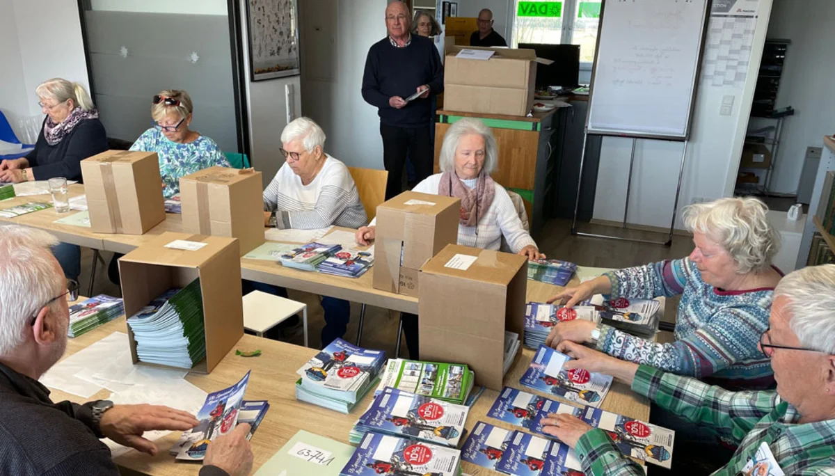 Etiketten für Mitteilungen per Post bekleben. | © DAV AB