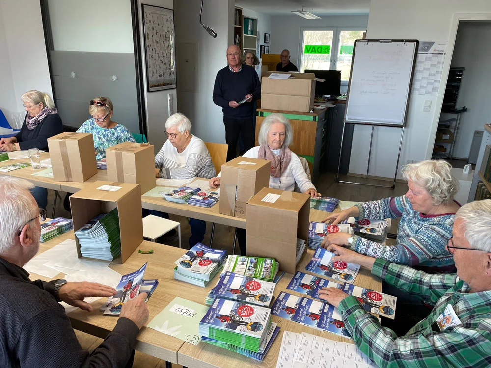 Etiketten für Mitteilungen per Post bekleben. | © DAV AB