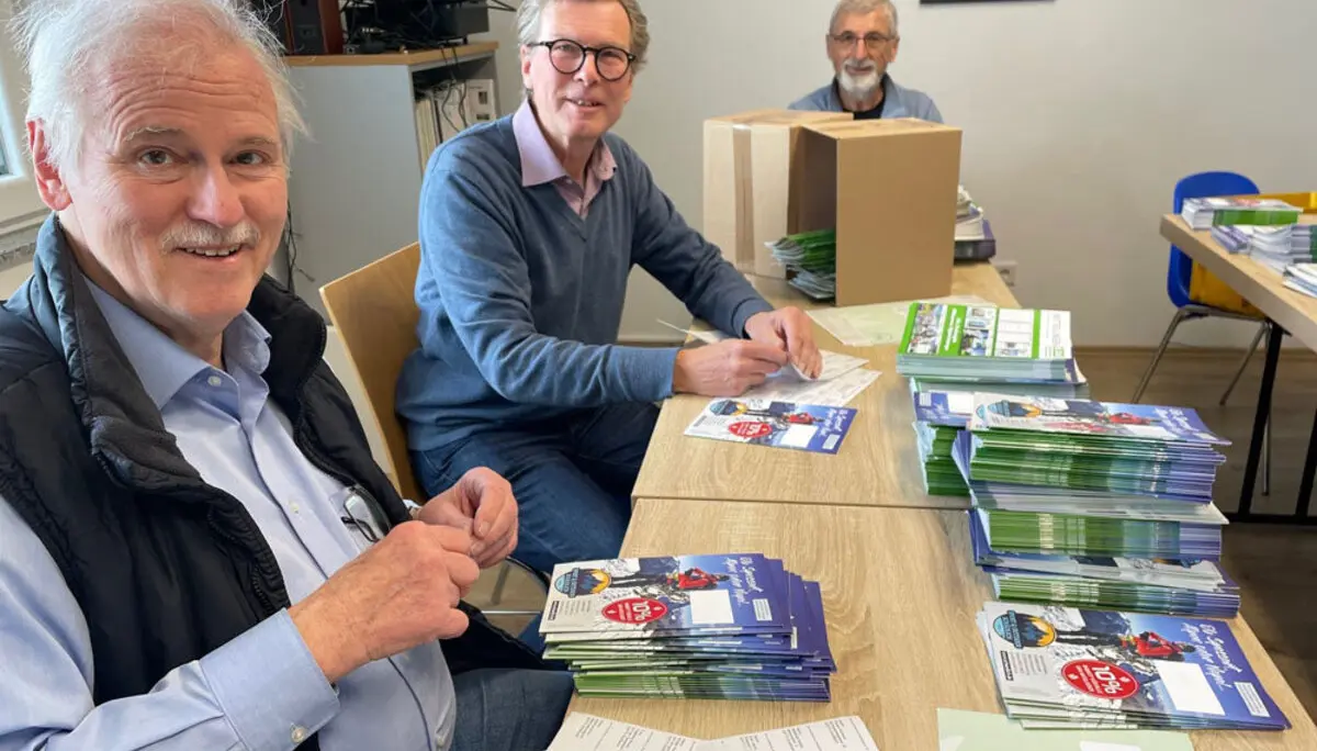 Etiketten für Mitteilungen per Post bekleben. | © DAV AB