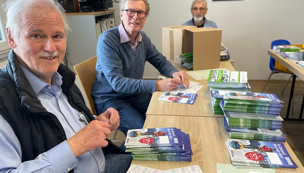 Etiketten für Mitteilungen per Post bekleben. | © DAV AB