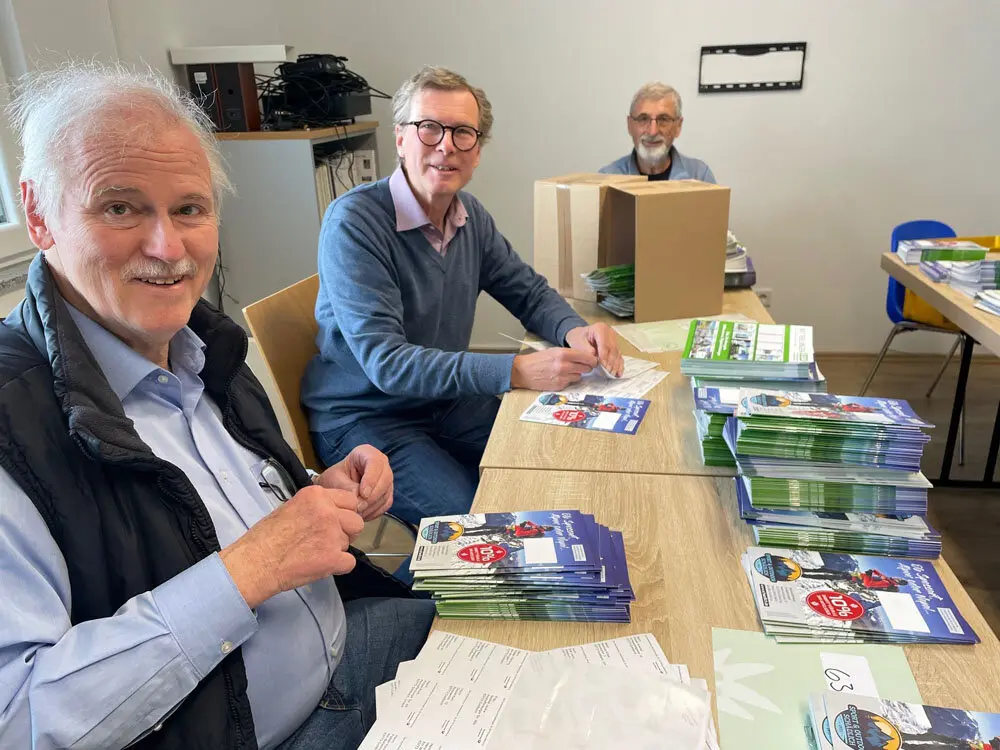 Etiketten für Mitteilungen per Post bekleben. | © DAV AB