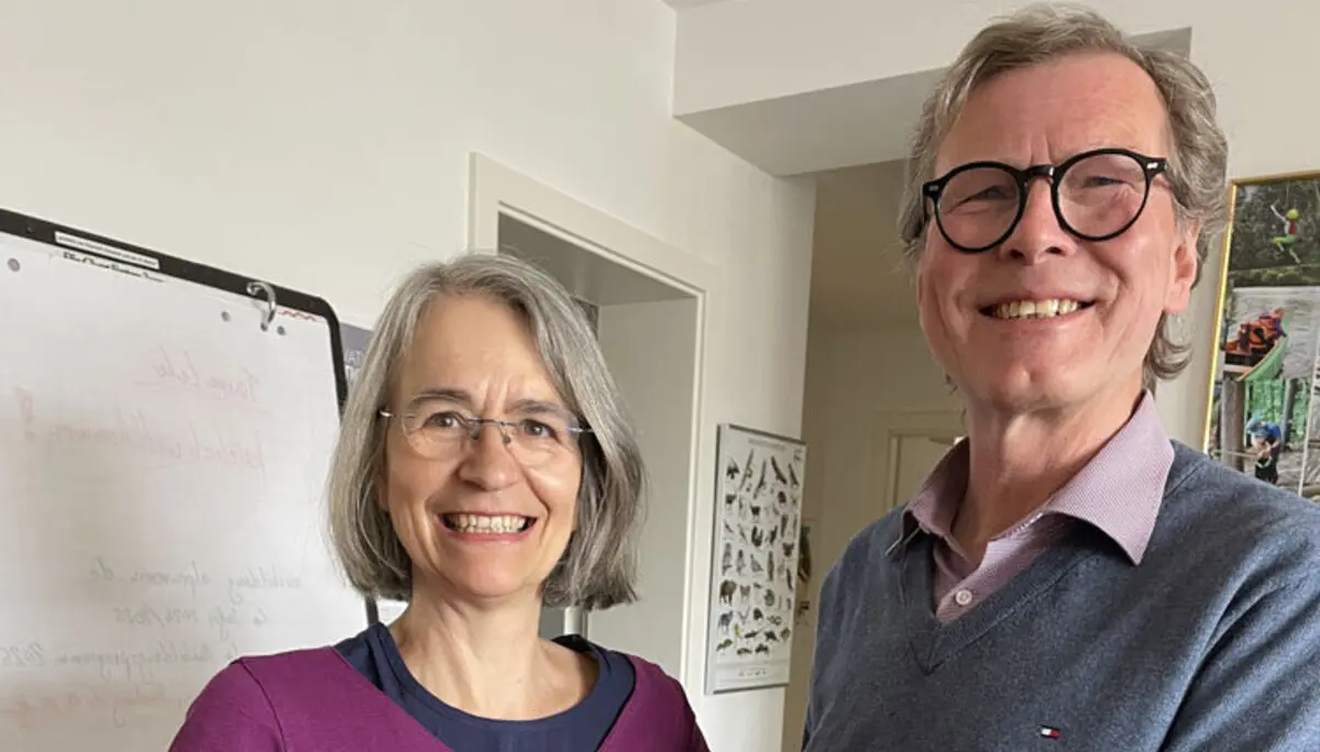 Schatzmeister Dr. Peter Sickenberger gratuliert Silke Jaxtheimer-Elter zu 25 Jahren in der Geschäftsstelle der Sektion | © DAV AB