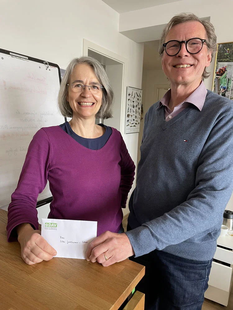 Schatzmeister Dr. Peter Sickenberger gratuliert Silke Jaxtheimer-Elter zu 25 Jahren in der Geschäftsstelle der Sektion | © DAV AB