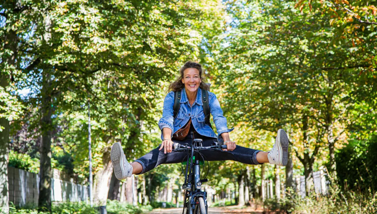 Radfahrerin auf einer Allee | © STADTRADELN