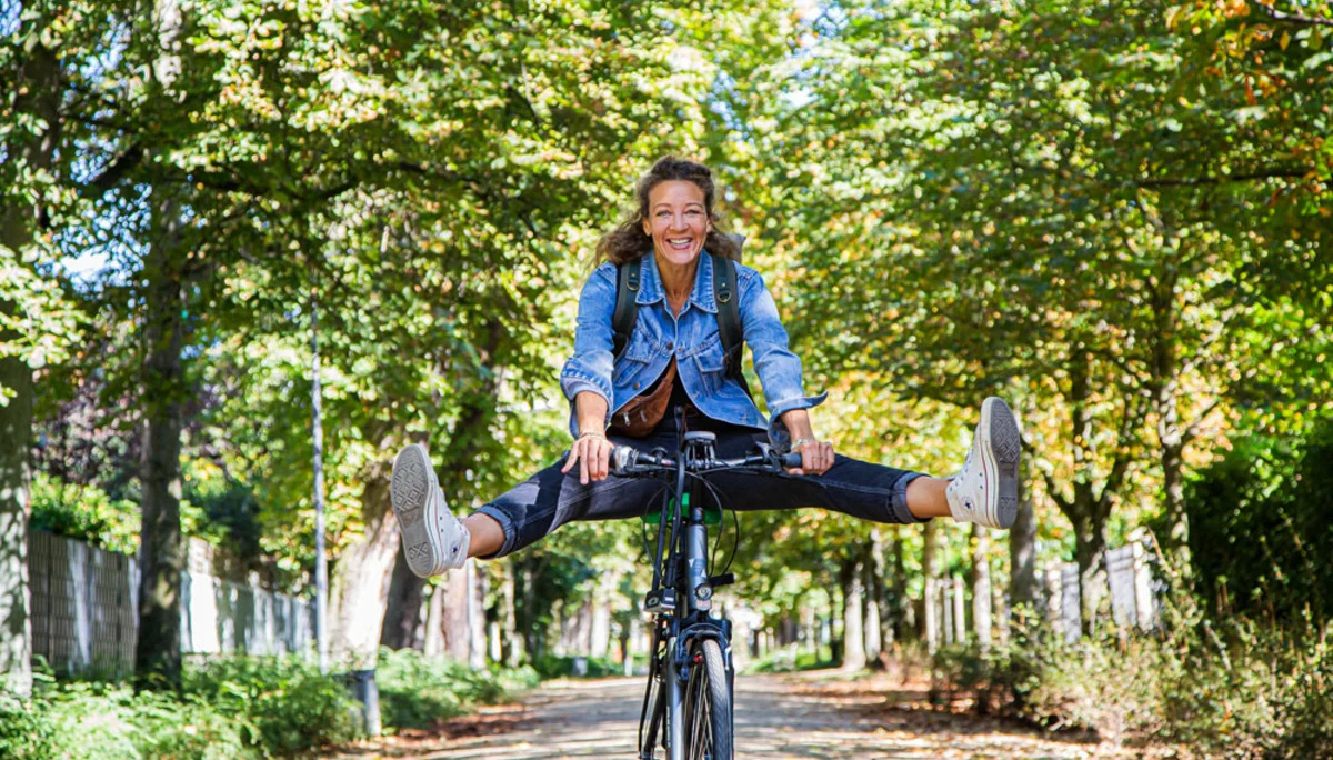 Radfahrerin auf einer Allee | © Klima-Bündnis
