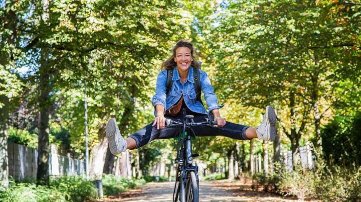 Radfahrerin auf einer Allee | © Klima-Bündnis