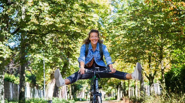 Radfahrerin auf einer Allee | © Klima-Bündnis