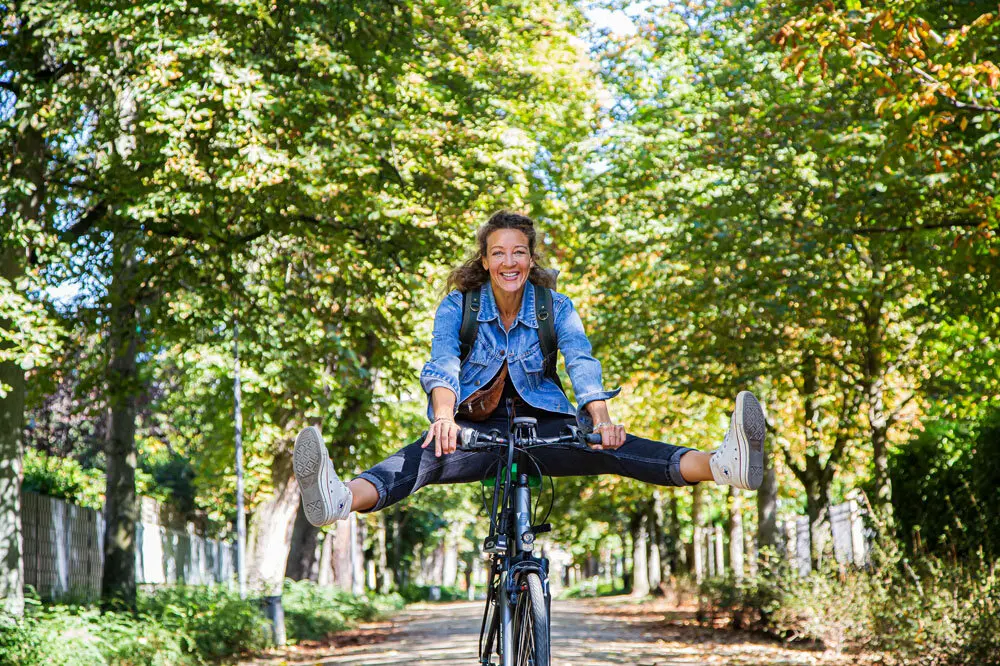 Radfahrerin auf einer Allee | © STADTRADELN