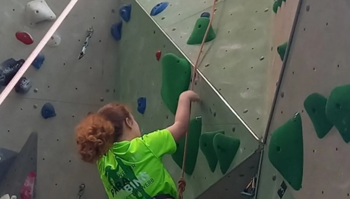 Johanna Kalusche in einer anspruchsvollen überhängenden Wettkampfroute. | © Martina Czinki