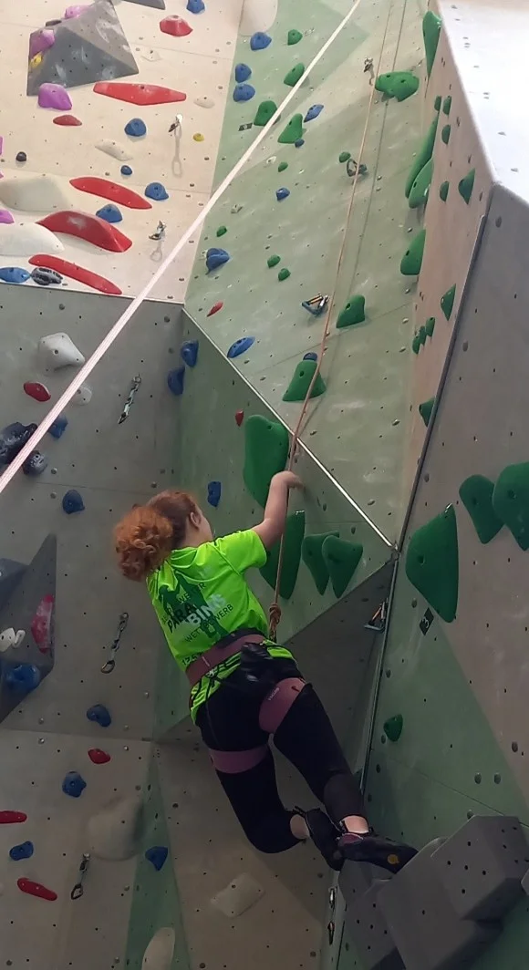 Johanna Kalusche in einer anspruchsvollen überhängenden Wettkampfroute. | © Martina Czinki