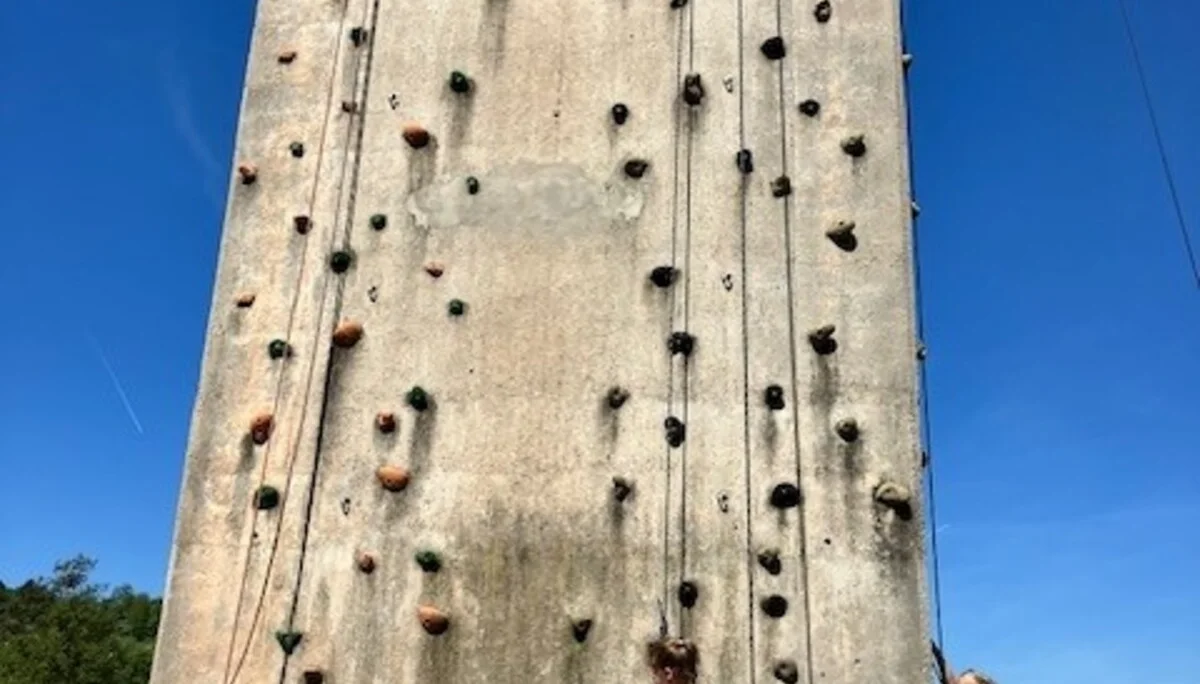 Kinder beim Klettern am Kletterpfeiler Waldaschaff  | © Christoph Sauer