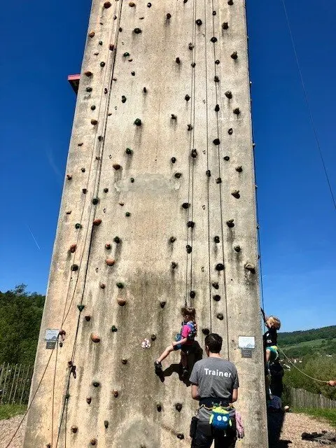 Kinder beim Klettern am Kletterpfeiler Waldaschaff  | © Christoph Sauer