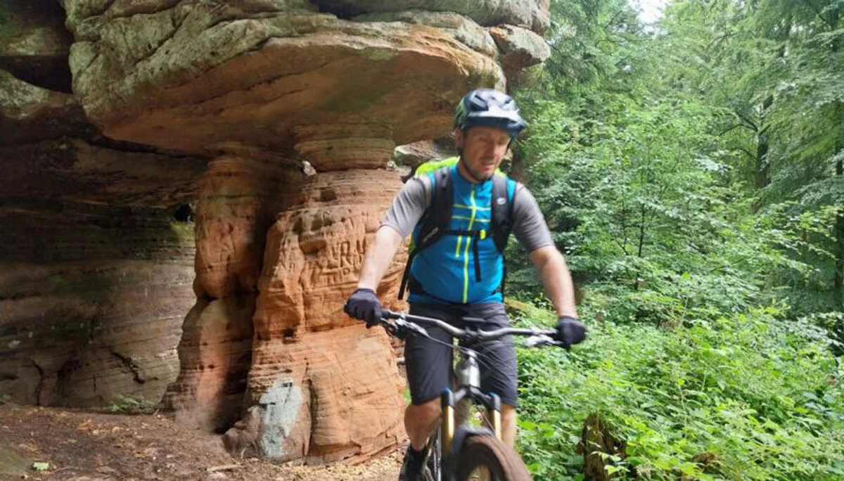 Pfalz Cross  mit Rucksack im südlichen Pfälzerwald | © Volkmar Zankl