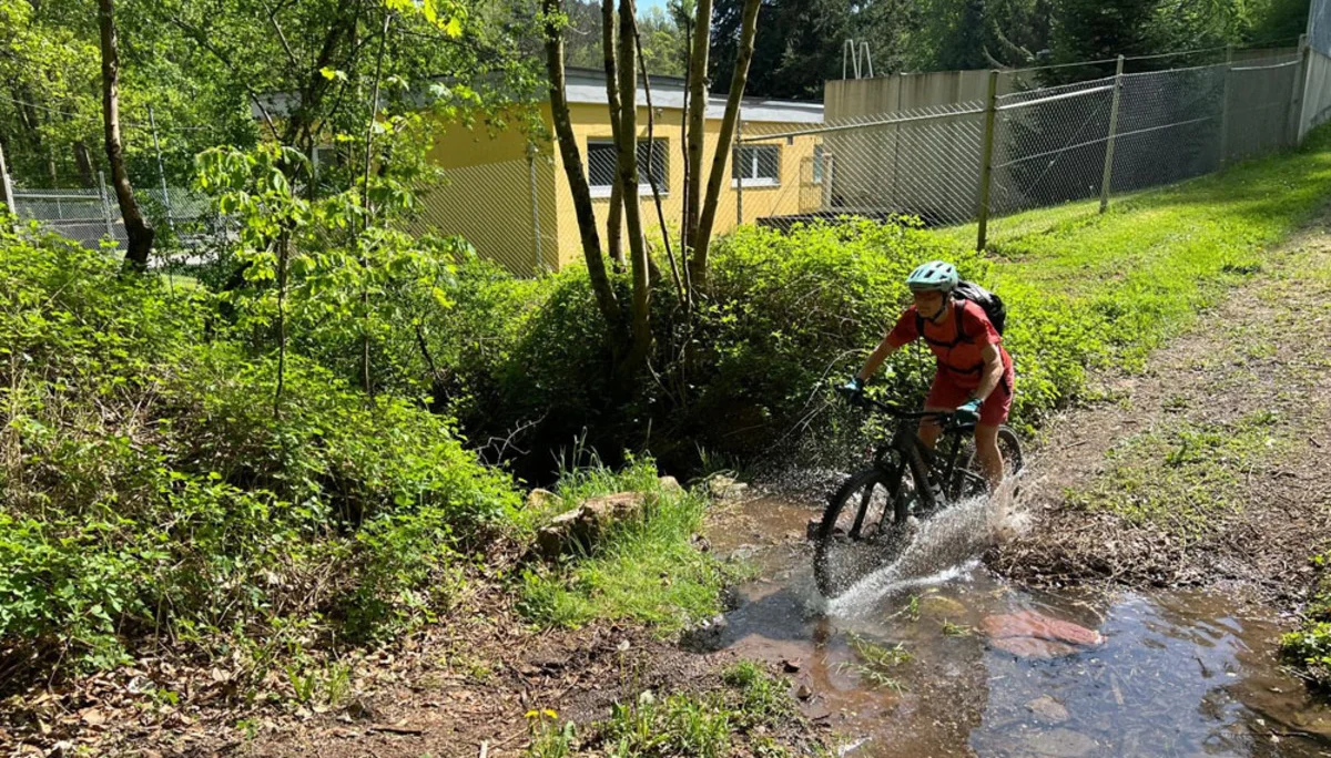 Mountainbiker bei Bachdurchquerung | © Erik Hofmann