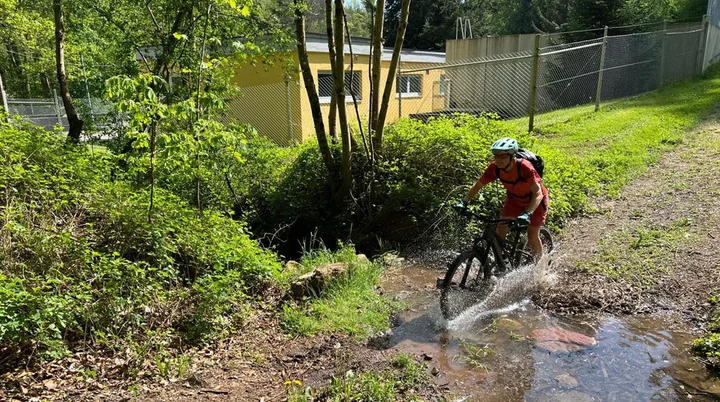 Mountainbiker bei Bachdurchquerung | © Erik Hofmann