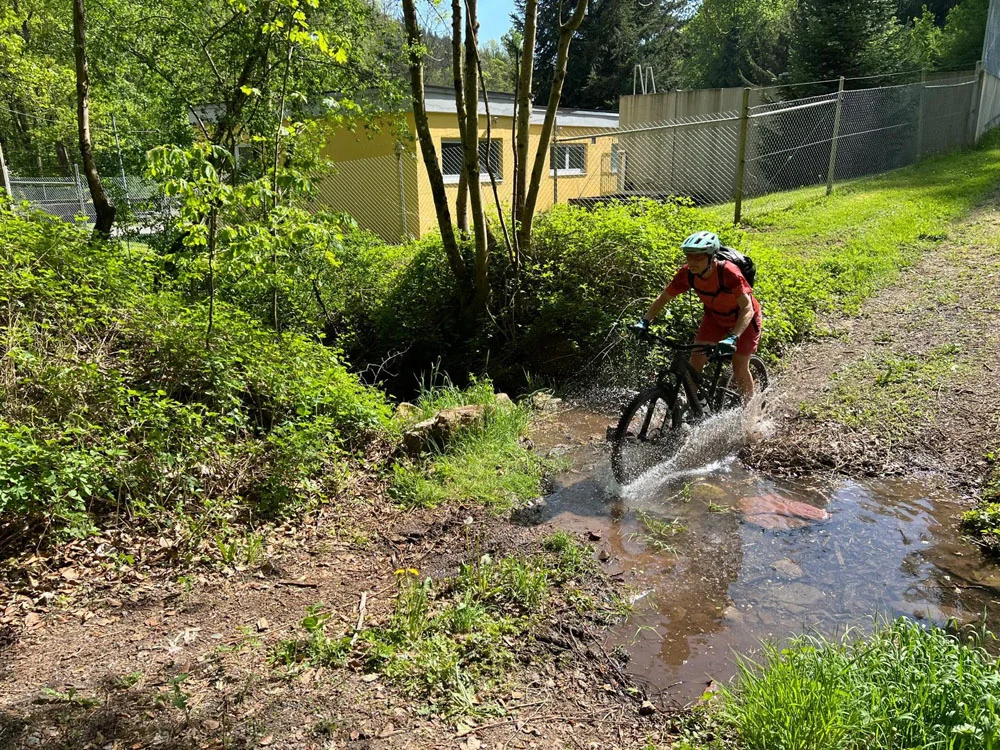 Mountainbiker bei Bachdurchquerung | © Erik Hofmann