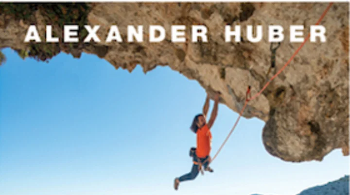 Ein Kletterer, Alexander Huber, hängt an einer Felswand über dem Meer. Der Titel 'Zeit zum Atmen' ist in großen, weißen Buchstaben unten rechts zu sehen | © Alexander Huber