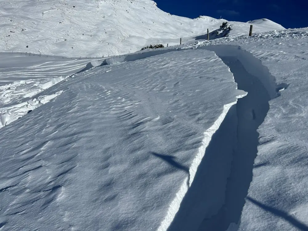 Anriss einer Schneebrettlawine | © Alex Leckert