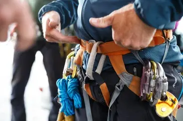 Ein Mann hat einen Klettergurt mit Karabinern um | © DAV/Marco Kost