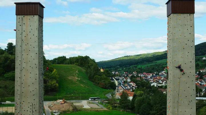 Kletterpfeiler in Waldaschaff mit Kletterer | © Max Serg