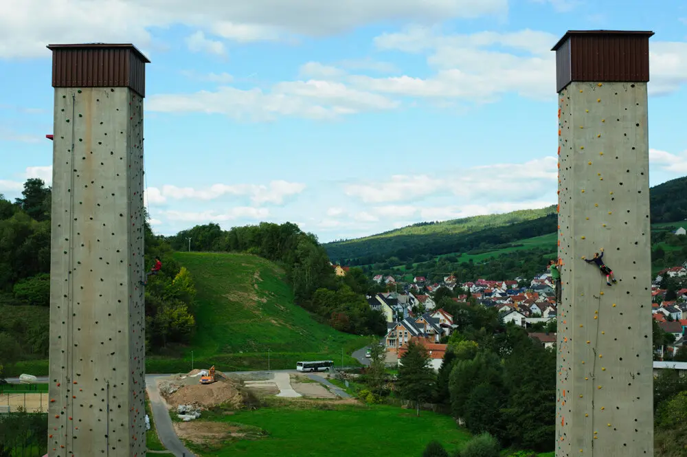 Kletterpfeiler in Waldaschaff mit Kletterer | © Max Serg