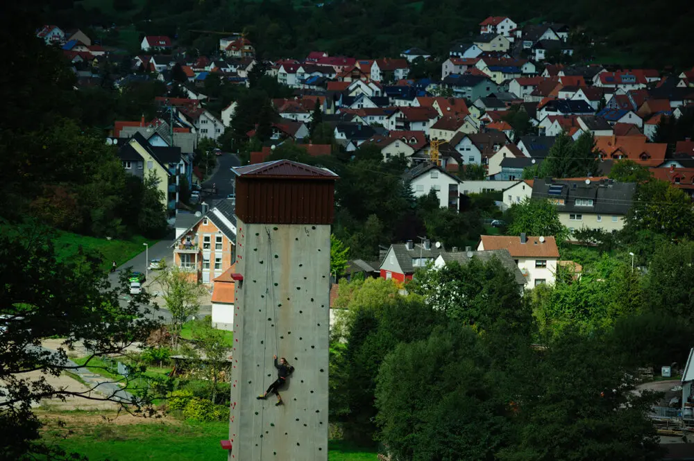 Kletterpfeiler in Waldaschaff mit Kletterer | © Max Serg
